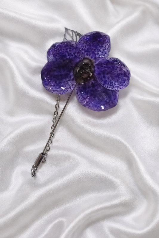 Vanda Azul Eternizada – Alfinete de Peito Botânico em Resina Artesanal | Eternal Flowers
